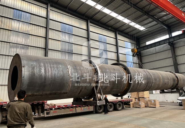 北斗機(jī)械樹(shù)枝干燥機(jī)裝車發(fā)往東北地區(qū)