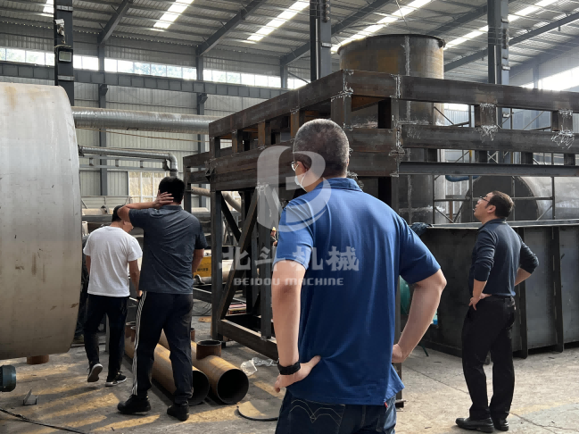云南客戶團體到達生產(chǎn)車間了解設備結構