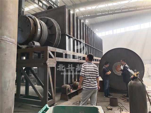 安徽客戶親臨現(xiàn)場,實地考察垃圾炭化機(jī)