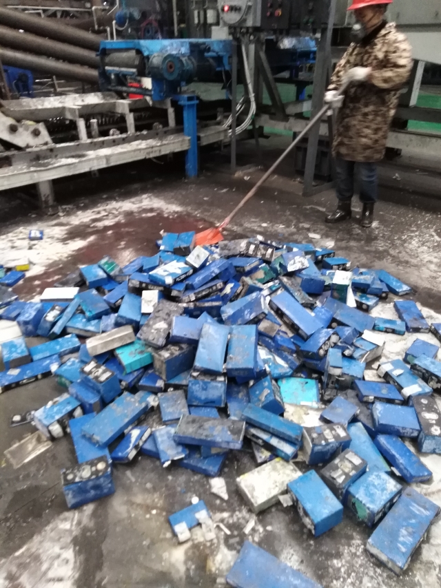 鋰電池炭化裂解回收生產(chǎn)線智能化的生產(chǎn)現(xiàn)場(chǎng)