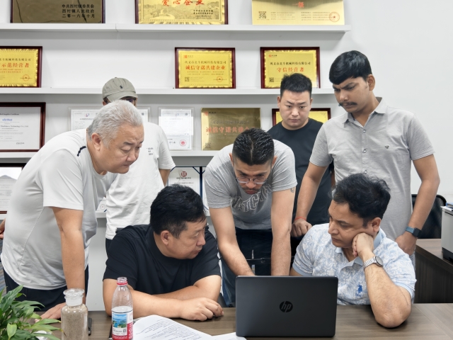 設(shè)備驗收:印度客戶來廠核查炭化機質(zhì)量