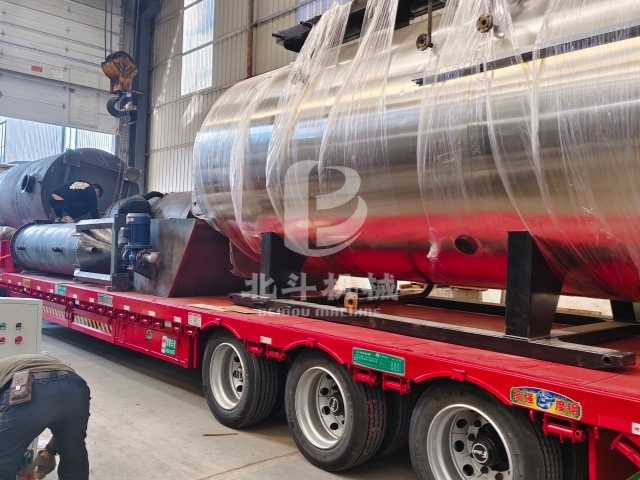 綠色制炭設備啟程倒計時!環(huán)保炭化機裝車中